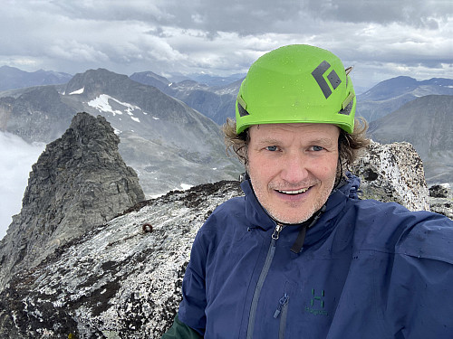 Bilde #18: På hovedtoppen [1712 m.o.h.], med utsikt nordtoppen [1705 m.o.h.].