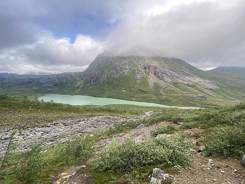 Bilde #2: Tilbakeblikk mot Venjesdalsvatnet. Også på Blånebba og Holstinden lå skydekket ned til ca. 900 meter.