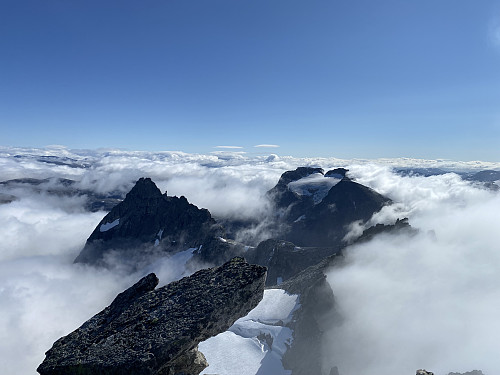 Bilde #14: Utsikt sørover fra Lille Venjetinden, med Kvanndalstinden [1744 m.o.h.] til venstre, Søre Venjetinden [1729 m.o.h.] til høyre, og Kalskråtinden [1801 m.o.h.] i bakgrunnen.