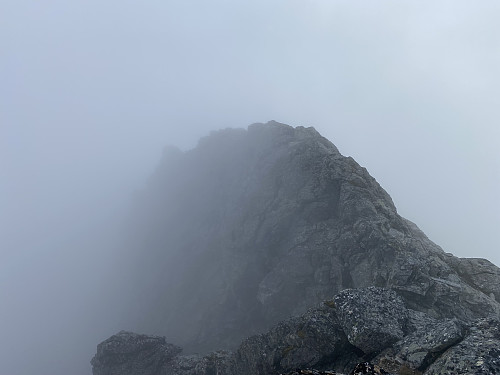 Bilde #16: Nordre Venjetinden [1510 m.o.h.] lå fortsatt innhyllet i tåke da jeg var på vei ned fra fjellet.