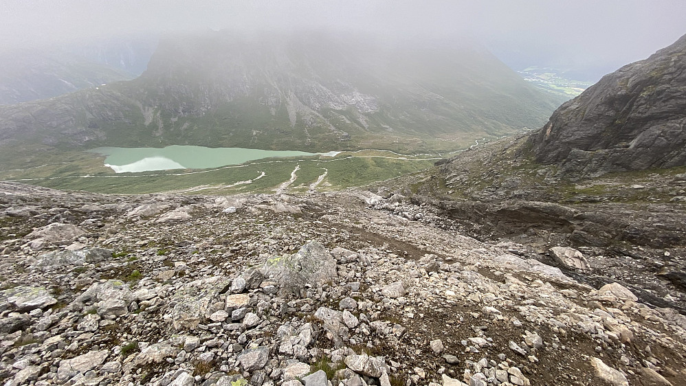 Bilde #18: Det var et kjærkomment syn, når jeg endelig kom under skydekket, å igjen kunne se Venjedalen og Venjedalsvatnet, og parkeringsplassen der bilen stod og ventet.