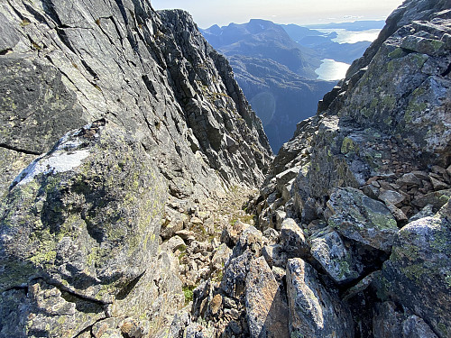 Bilde #15: Renna ned på vestsida av skaret. I bakgrunnen sees Myrdalsvatnet [374 m.o.h.], og bak der igjen ytre del av Hardangerfjorden.