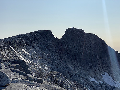 Bilde #19: Tilbakeblikk på Gygrastolen fra nordøst-ryggen. Fra denne vinkelen sees skaret mellom de to toppene veldig tydelig.
