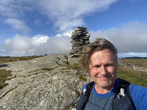 Bilde #3: Ved Hauggjelsvarden / "Byfjellenes Høyeste Punkt", med Ulriken og Ulriksmasten til høyre i bakgrunnen.