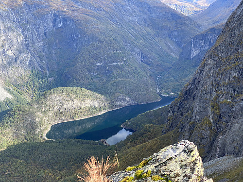Bilde #3: Utsikt fra Kallskaret mot Onilsavatnet [177-160 m.o.h.].