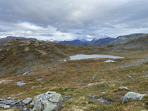 Bilde #7: Geitvikdalen, rett nordøst for Kallskaregga. Knausen til venstre rager 1064 m.o.h., og vatnet ligger på 996 m.o.h.