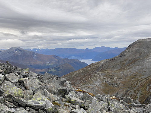 Bilde #10: På vei opp på Kallskaregga fra nord. Stranda sees i det fjerne.