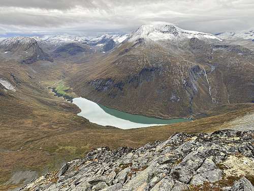 Bilde #11: Utsikt mot Herdalsvatnet [496 m.o.h.] og Torvløysa [1850 m.o.h.].