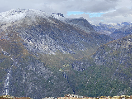 Bilde #6: Utsikt mot Muldalsegga [1766 m.o.h.], Trollkyrkja [1762 m.o.h.], Muldalen og Muldalfossen (sentralt i bildet).