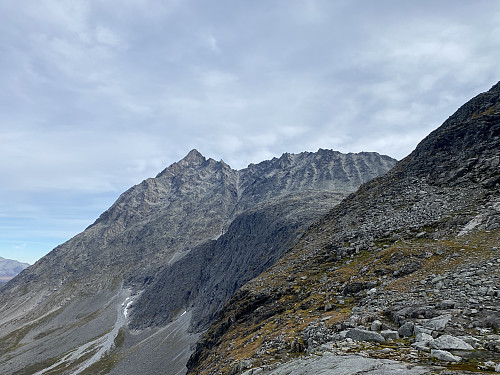 Bilde #1: Utsikt fra fjellsida mellom Romsdalshornet og Olaskarstinden mot Venjetindtraversen og Lille Venjetinden.