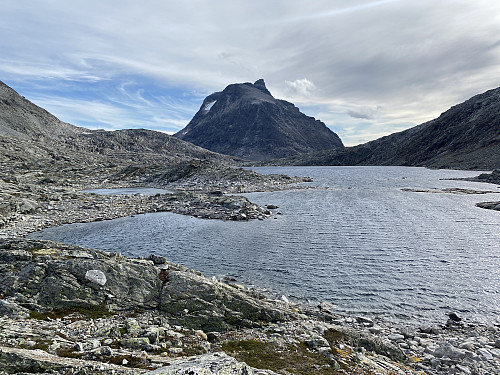 Bilde #4: Olaskarsvatnet [1128 m.o.h.] med Kalskråtinden i bakgrunnen [1801 m.o.h.].