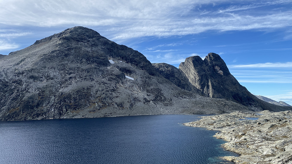 Bilde #5: Olaskarstinden [1536 m.o.h.] med Hornaksla [1511], Lillehornet [1538] og Romsdalshornet [1550 m.o.h.] i bakgrunnen. Olaskarsvatnet [1128 m.o.h.] i forgrunnen.