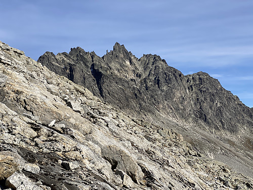 Bilde #6: Utsikt mot Kvanndalstindan, en annen spennende fjellkjede.