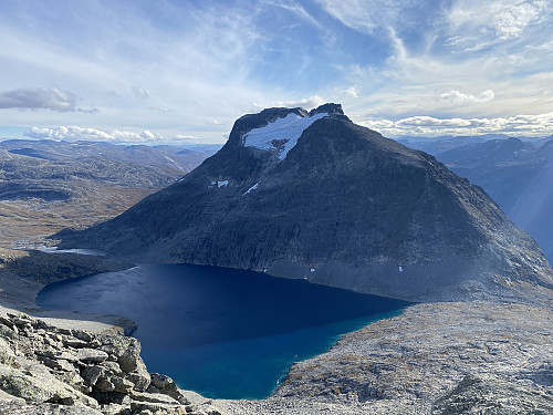 Bilde #7: Utsikt mot Svartevatnet [1048 m.o.h.] og Kalskråtinden [1801 m.o.h.].