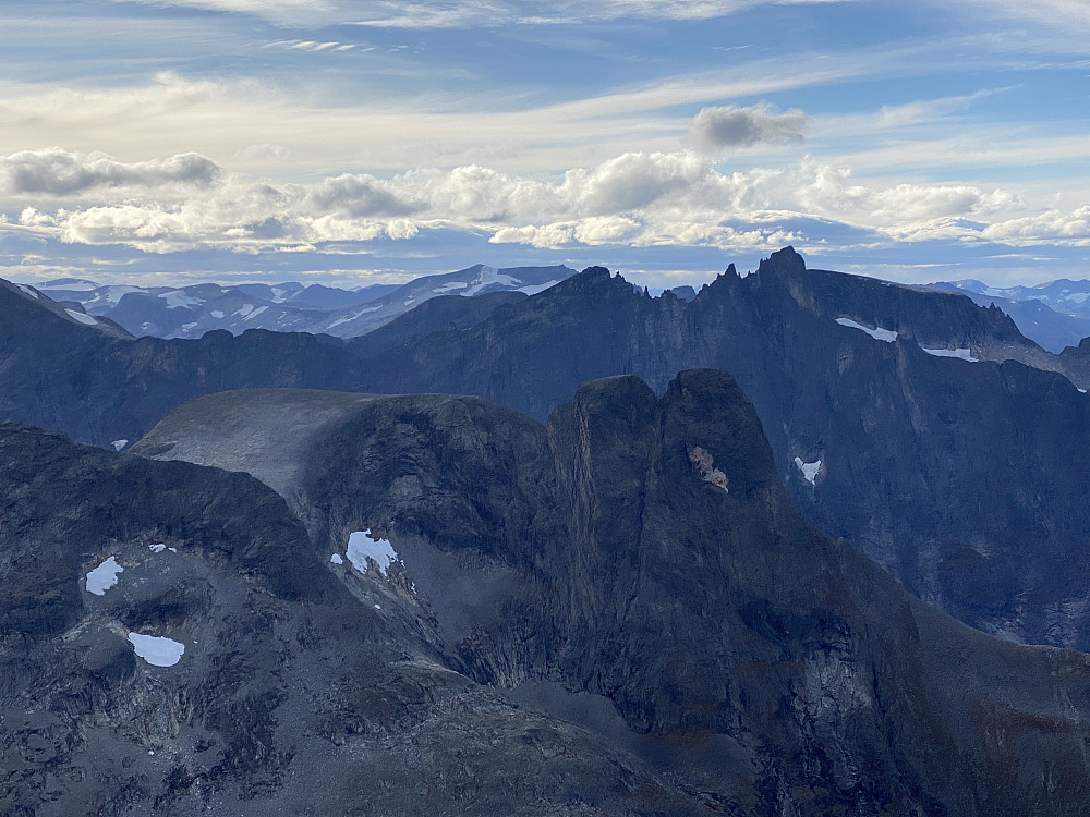 Bilde #10: Trollveggen og Trolltindan i Rauma kommer tilsyne bak Romsdalshornet.