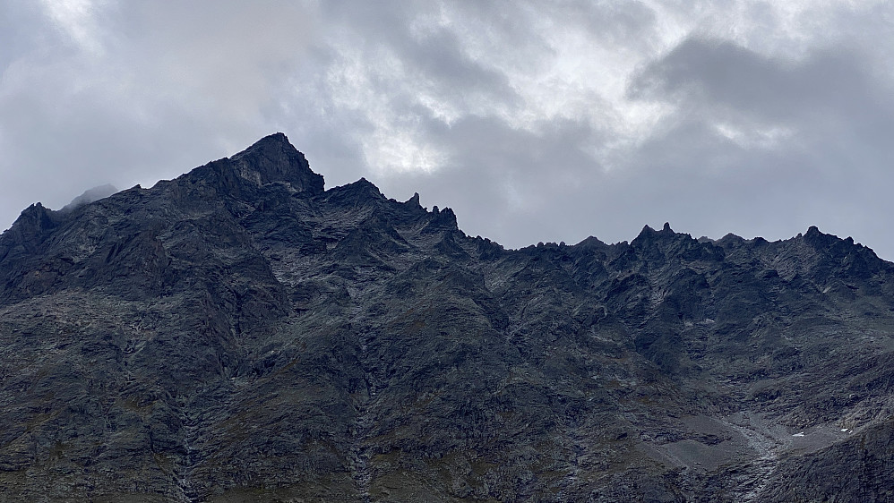 Bilde #1: Første del av Venjetindtraversen, med Søre Venjetinden [1729 m.o.h.] lengst til venstre.