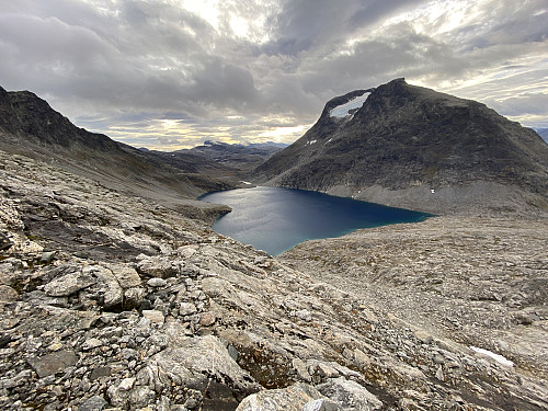 Bilde #4: Utsikt fra første del av Venjetindtraversen mot Svartevatnet [1048 m.o.h.] og Kalskråtinden [1801 m.o.h.].