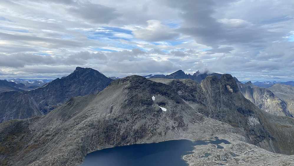 Bilde #6: Panorama der også Breitinden kommer til syne vest for Olaskarstinden. Omtrent midt i bildet sees Finnan i det fjerne. Vatnet i forgrunnen er Olaskarsvatnet.