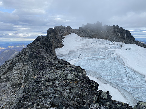 Bilde #7: Utsikt langsetter Venjetindtraversen, og med isbreen på østsida av traversen.