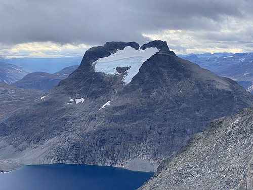 Bilde #9: Kalskråtinden [1801 m.o.h.] med Svartevatnet [1078 m.o.h.] i forgrunnen.