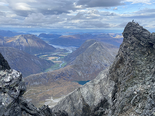 Bilde #11: Utsikt fra Søre Venjetinden mot Raumadalen og Åndalsnes.