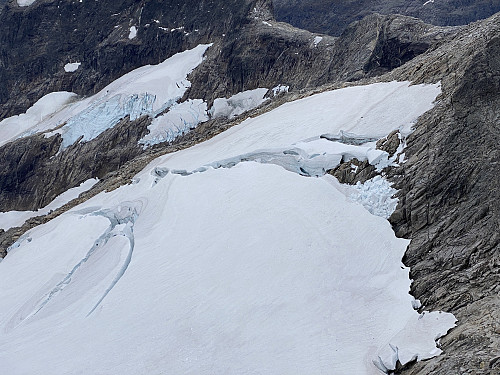 Bilde #13: Her på Peakbook er Venjetindtraversen tegnet inn med en rute over denne isbreen (stiplet rød kurve på neste bilde). På grunn av de store sprekkene som her sees i øverste del av breen, hadde jeg imidlertid ikke noe lyst til å begi meg utpå der...
