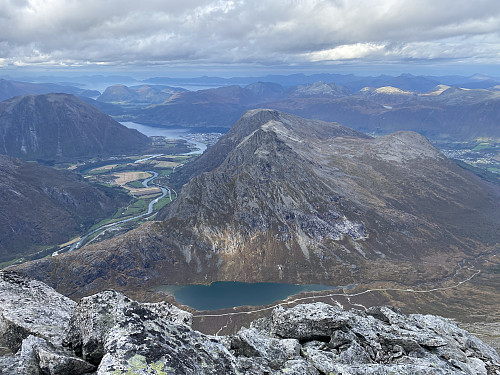 Bilde #19: Utsikt fra Lille Venjetind mot Romsdalseggen, Raumadalen og Åndalsnes.