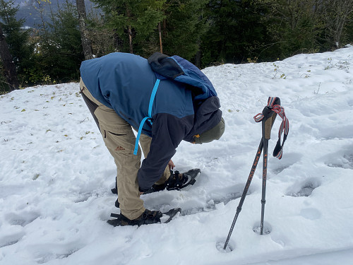 Bilde #1: Vi gikk til fots fra Valldalen sentrum så langt det var bart, og kom oss godt opp på Lingåsen før vi spente på oss trugene.