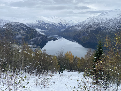 Bilde #3: Her er vi kommet over småskogen, og har utsikt forbi Valldalen, og innover mot Tafjorden.