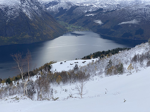 Bilde 5: Utsikt ned igjen mot Klovsetsætra [549 m.o.h.]. Bygda Norddal sees på andre sida av fjorden.