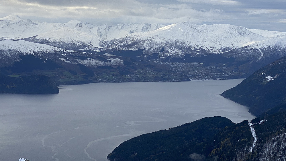 Bilde #7: Utsikt fra Vardefjellet mot Stranda og blant annet Roaldshornet [1230 m.o.h.].