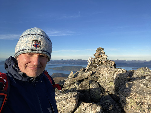 Bilde #8: Ved varden på toppen av Blåtinden [1166 m.o.h.].