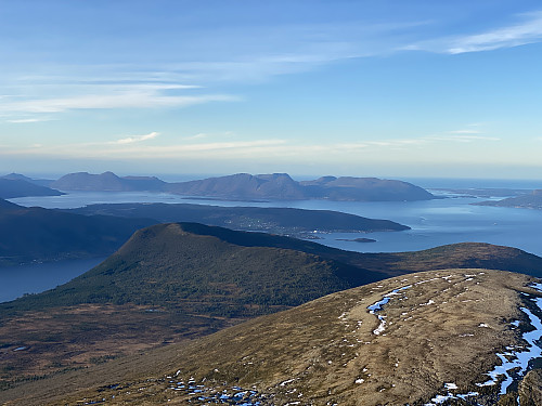 Bilde #9: Utsikt mot Skåla [863 m.o.h.], Helsetnakken [674 m.o.h.] og Vestnes.