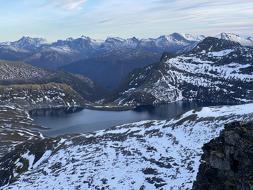 Bilde #10: Utsikt fra Midttinden [1220 m.o.h.] over Svartevatnet [861 m.o.h.]. I bakgrunnen sees en rekke kjente tinder lengre inn i Romsdalen.