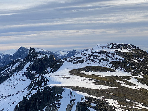 Bilde #11: Utsikt østover fra Midttinden [1220 m.o.h.]. Trolltinden [1241 m.o.h.] sees til høyre i bildet, og Svartevasstinden [1259 m.o.h.] til venstre.