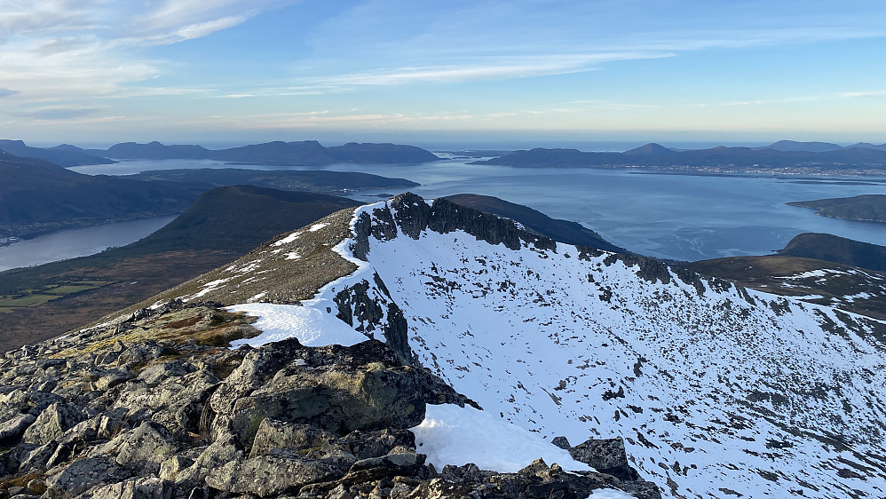 Bilde #13: Utsikt fra Midttinden [1220 m.o.h.] mot Otrøya, Aukra og Molde. Blåtinden [1166 m.o.h.] sees midt i bildet.