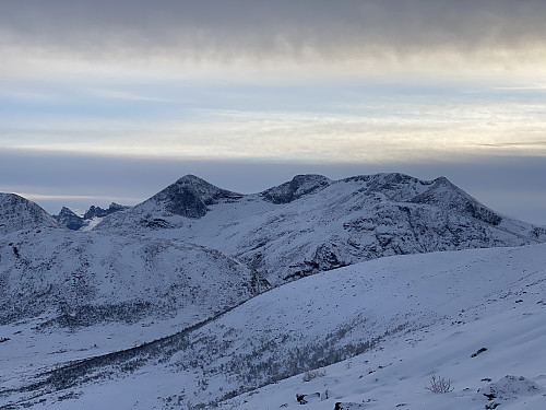 Bilde #4: Utsikt mot Smørbottstinden [1188 m.o.h.] og Kvasstinden [1180 m.o.h.]. Legg merke til at Trolltindan i Romsdalen, dvs. tindene og pinaklene som flankerer Trollveggen, er synlige mellom Smørbottstinden og Gravfjellet.
