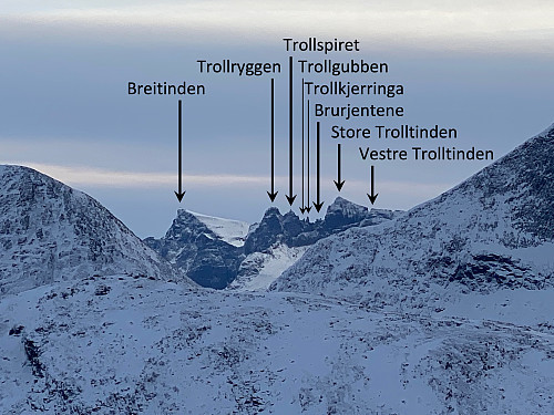 Bilde #5: Inn-zooming mot Trollveggs-pinaklene i Romsdalen. Ser man nøye etter, får man i tillegg øye på Nordre Trolltind, Middagsbarna og Adelsfjellet.