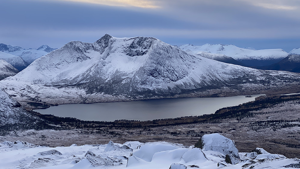 Bilde #7: Utsikt mot Herjevatnet [389-388 m.o.h.] og Tarløysa [1048 m.o.h.].