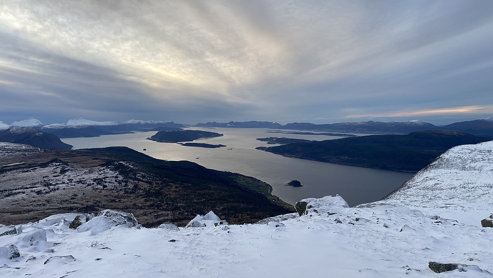 Bilde #8: Utsikt fra toppen på Skarven utover Langfjorden og Moldefjorden. Øya omtrent midt i bildet er Sekken, og til høyre i bildet sees Skålahalvøya med Fannefjorden bakom.