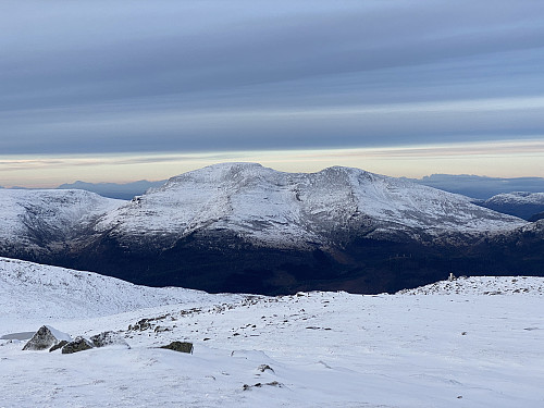 Bilde #10: Utsikt mot Skåla [1127 m.o.h.] og Skålaksla [1076 m.o.h.] på andre sida av Langfjorden.
