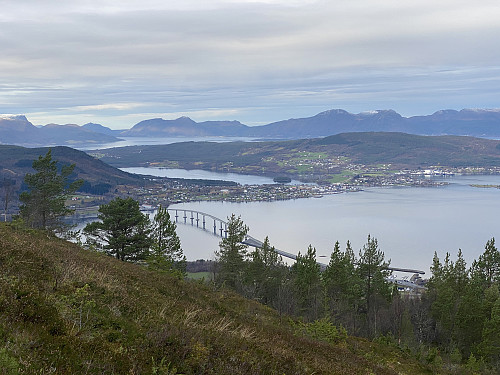 Bilde #2: På vei opp på Helsetnakken. Utsikt mot Tresfjordbrua og Vestnes.