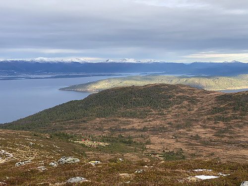 Bilde #4: Utsikt mot Vikenakken, Sekken, Bolsøya og Molde. I forgrunnen sees setrene Kroksetstølen (til venstre) og Helsetstølen (til høyre) [begge ca. 450 m.o.h.]