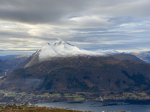 Bilde #5: Utsikt mot Skorgedalen, Brastad og Remmemstinden [1090 m.o.h.]. Bak Båten [819 m.o.h.] sees Blåskjerdingen i det fjerne.