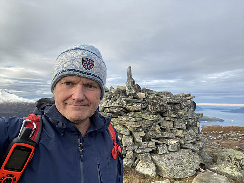 Bilde #6: Ved varden på toppen av Helsetnakken [674 m.o.h.]. Moldefjorden og Aukra sees i bakgrunnen til høyre i bildet. Neset som stikker ut på høyre side av varden er Furneset, hvor Vestnes ferjekai ligger.