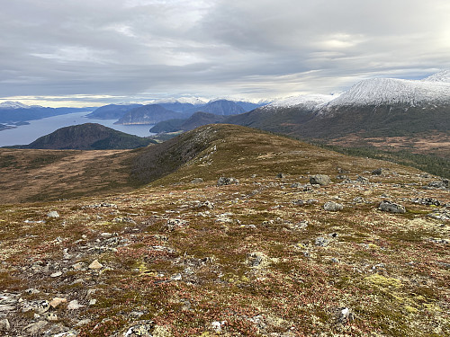 Bilde #7: Utsikt langsetter ryggen fra Helsetnakket [674 m.o.h.] ned mot Nonshaugen [599 m.o.h.]. Til venstre i bakgrunnen sees Talbergnakken [436 m.o.h.], Vågstranda og Langfjorden; og til høyre sees Storhaugen [745 m.o.h.] og Skåla [863 m.o.h.]