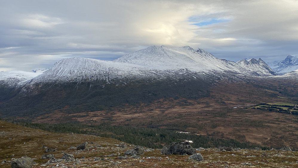 Bilde #8: Utsikt mot (fra venstre) Storhaugen [745 m.o.h.], Skåla [863 m.o.h.], Blåtinden [1166], Midttinden [1220], Trolltinden [1241], Svartevasstinden [1259], og Nordre, Midtre og Søre Blåtindane [hhv. 1020, 1080 og 1091 m.o.h.].