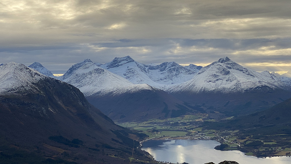 Bilde #9: Utsikt fra Helsetnakken mot Tresfjorden. I bakgrunnen sees bl. a. Sorlihornet [995 m.o.h.], Litleskorka [1164], Lauparen [1434], Sunnmørslauparleggen [1256] og Kvitnyken [1242 m.o.h.].