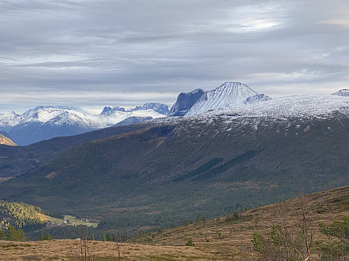 Bilde #10: Utsikt ned mot Vikåsen, i dalføret mellom Storhaugen [745 m.o.h.] og Talbergnakken [436 m.o.h.]. Like til høyre for midten av bildet sees Trollstolen [1141 m.o.h.] og Blåstolen [1111 m.o.h.]. I venstre billedhalvdel sees Setnesfjellet [1238], Ølmannstinden [1161] og Svartebottstinden [1207 m.o.h.]. Venjetindane og Store Trolltinden forsvinner opp i skydekket, mens Romsdalshornet [1550] og Lillehornet [1538 m.o.h.] sees mellom dem.