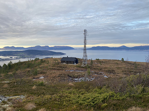 Bilde #11: På vei ned fra toppen på Vikenakken [530 m.o.h.] mot ei lita radiomast rett nedenfor. Til venstre i bildet sees Vestnes, Furlandet og Otrøya. Langt bak, omtrent midt i bildet, skimtes Aukra/Gossen. Til høyre i bildet sees fastlandet på Molde-sida av fjorden.